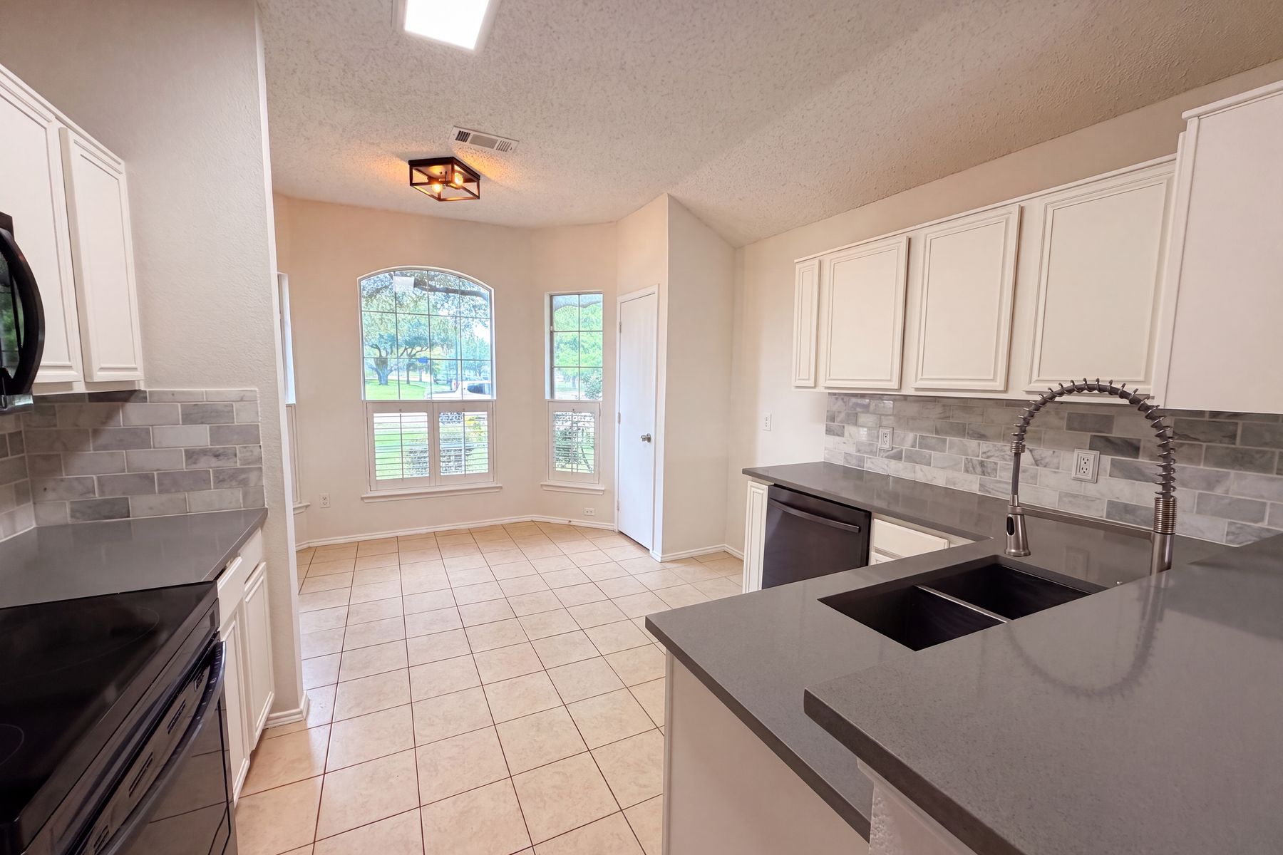 Property photo 3 of 405 Kathy Ln