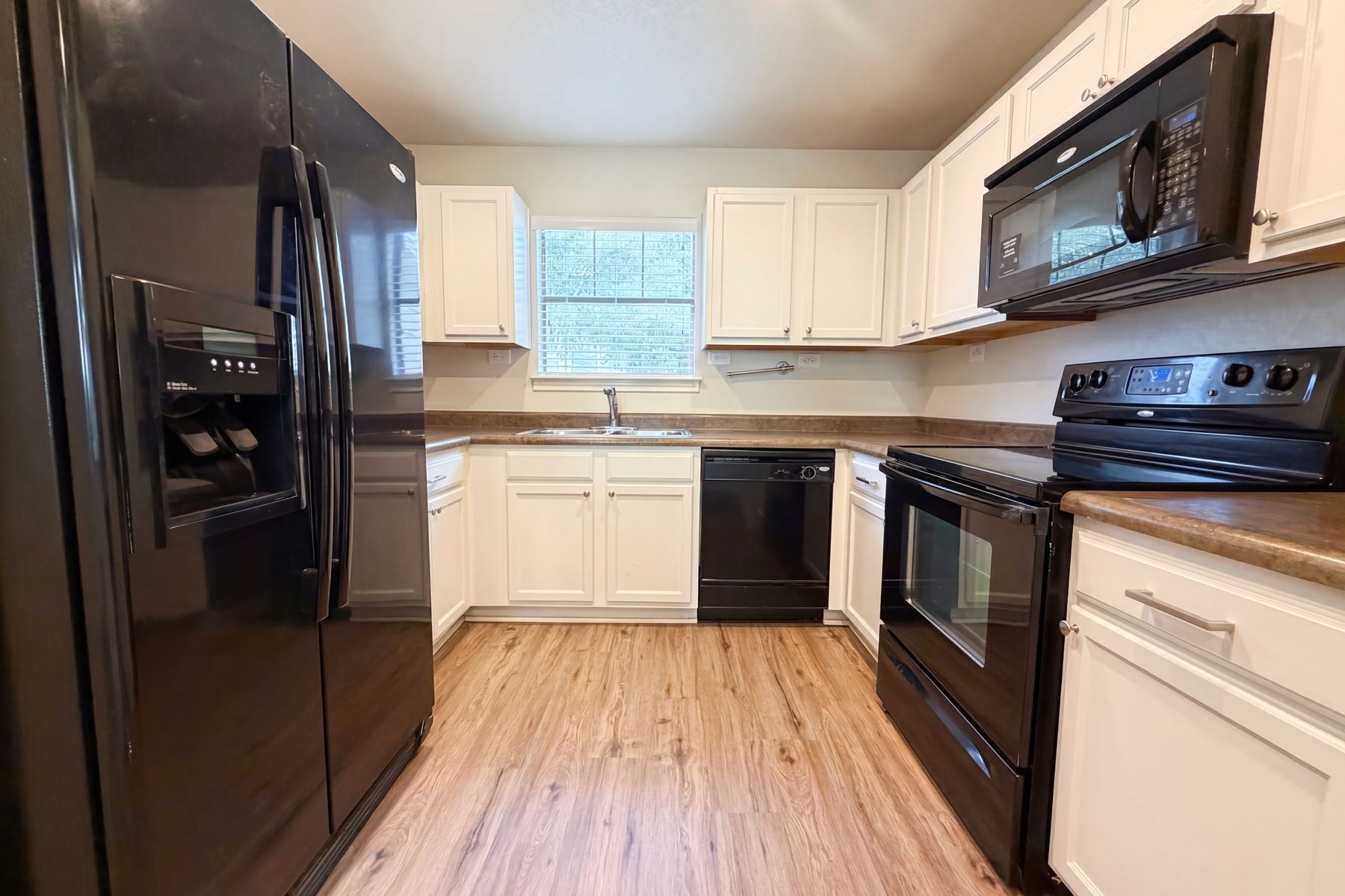 Photo 2 of 17 of 5708 Maxfli Dr, Schertz, TX