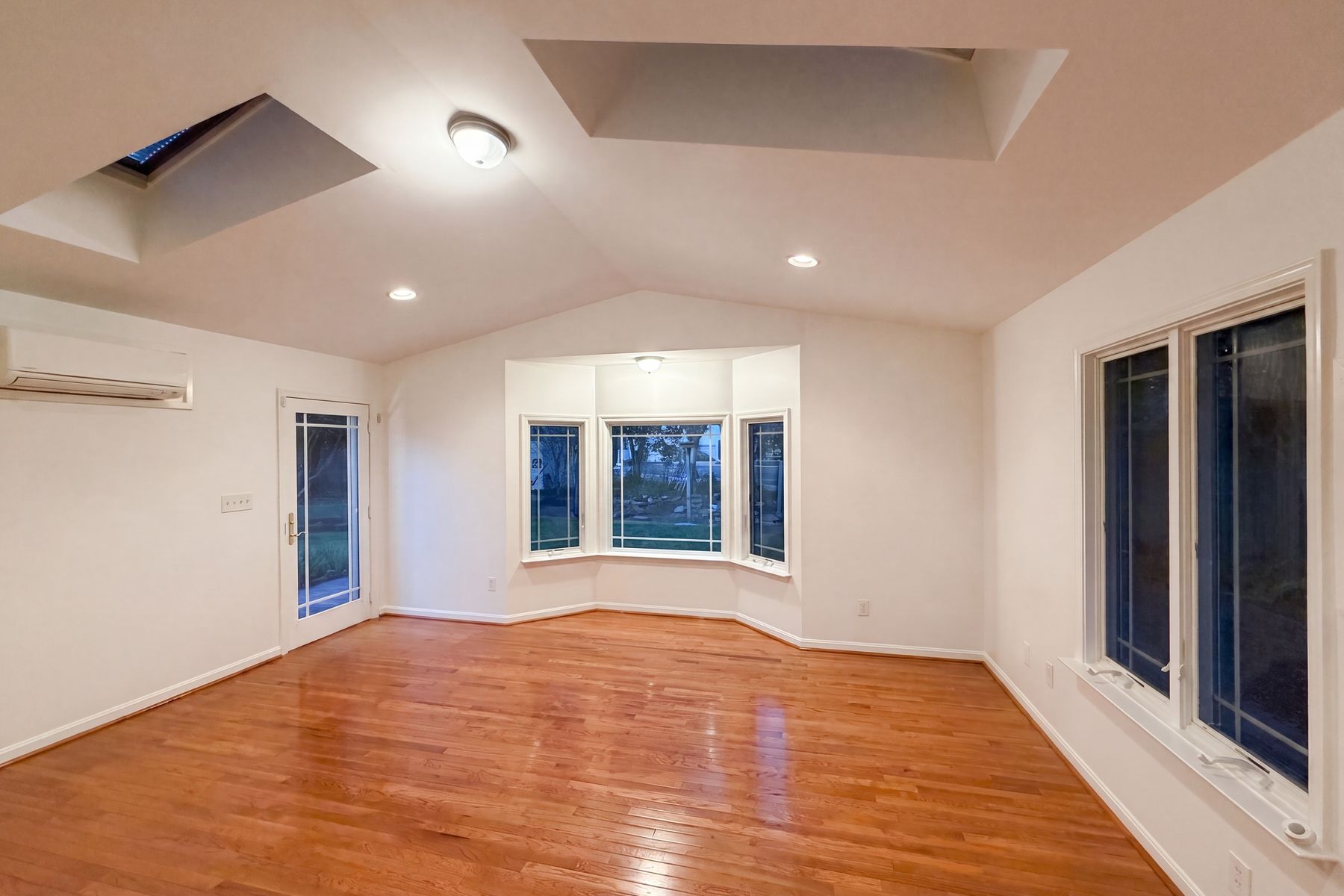 Property photo 3 of 8947 Rosewood St