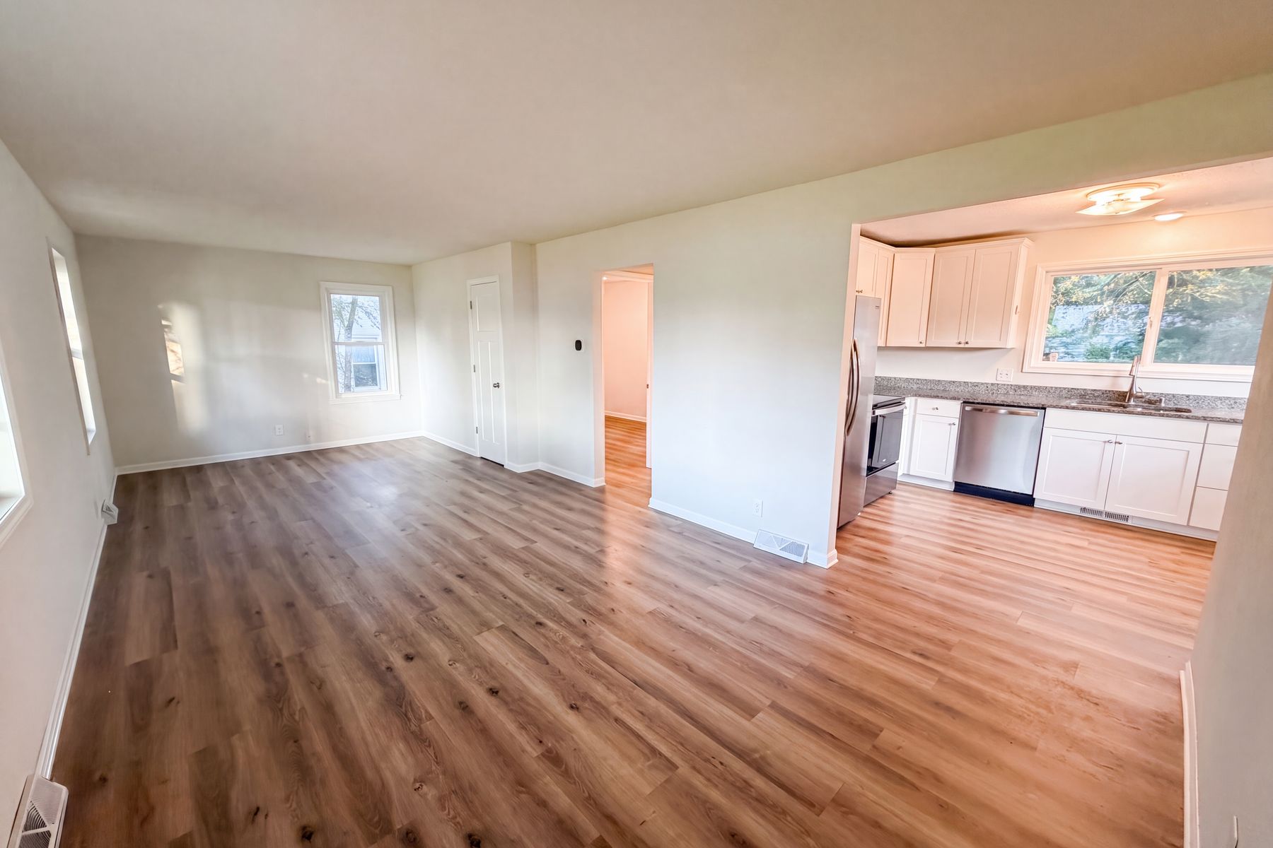Property photo 3 of 2084 Hillview Rd
