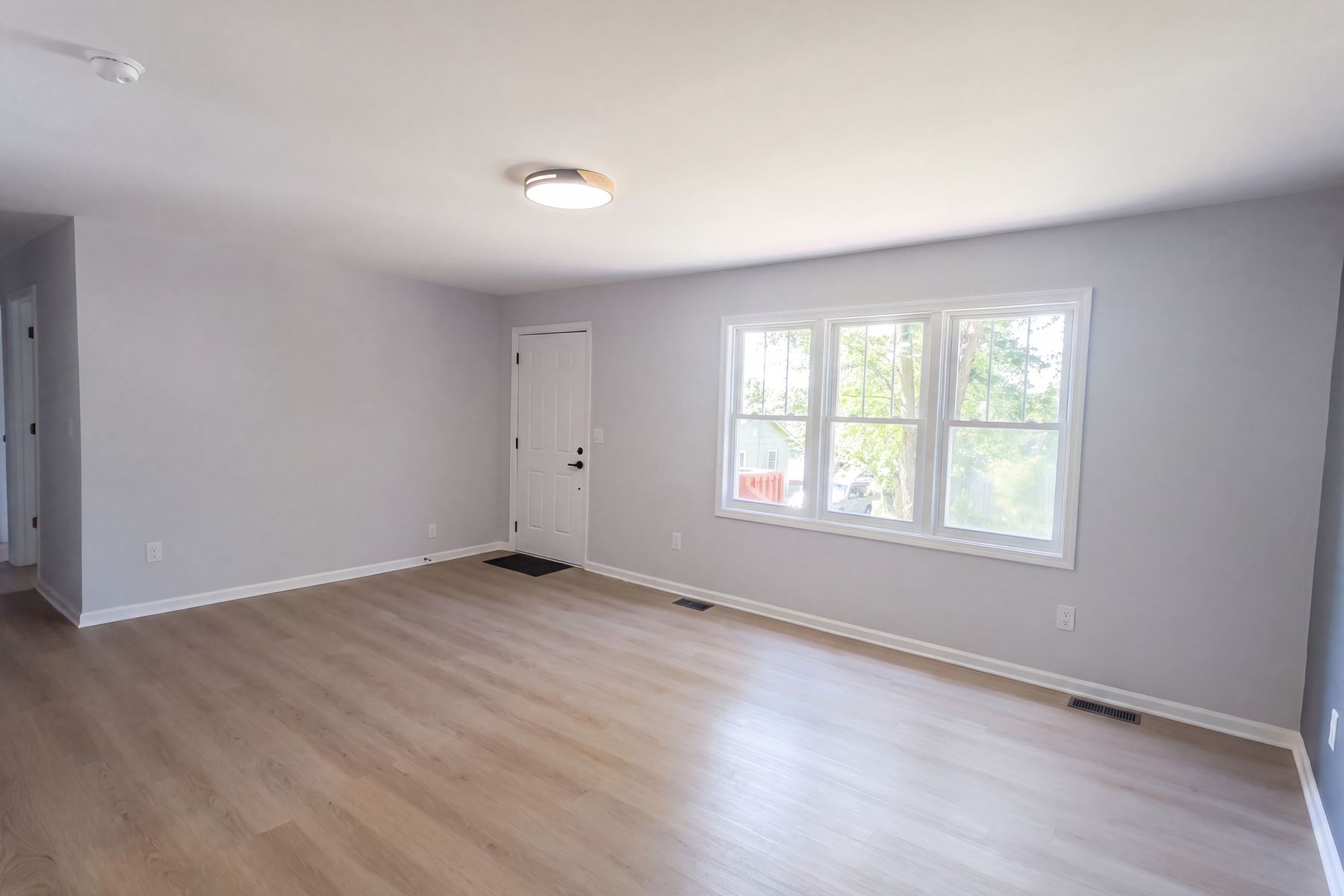Property photo 3 of 915 Kenham Pl