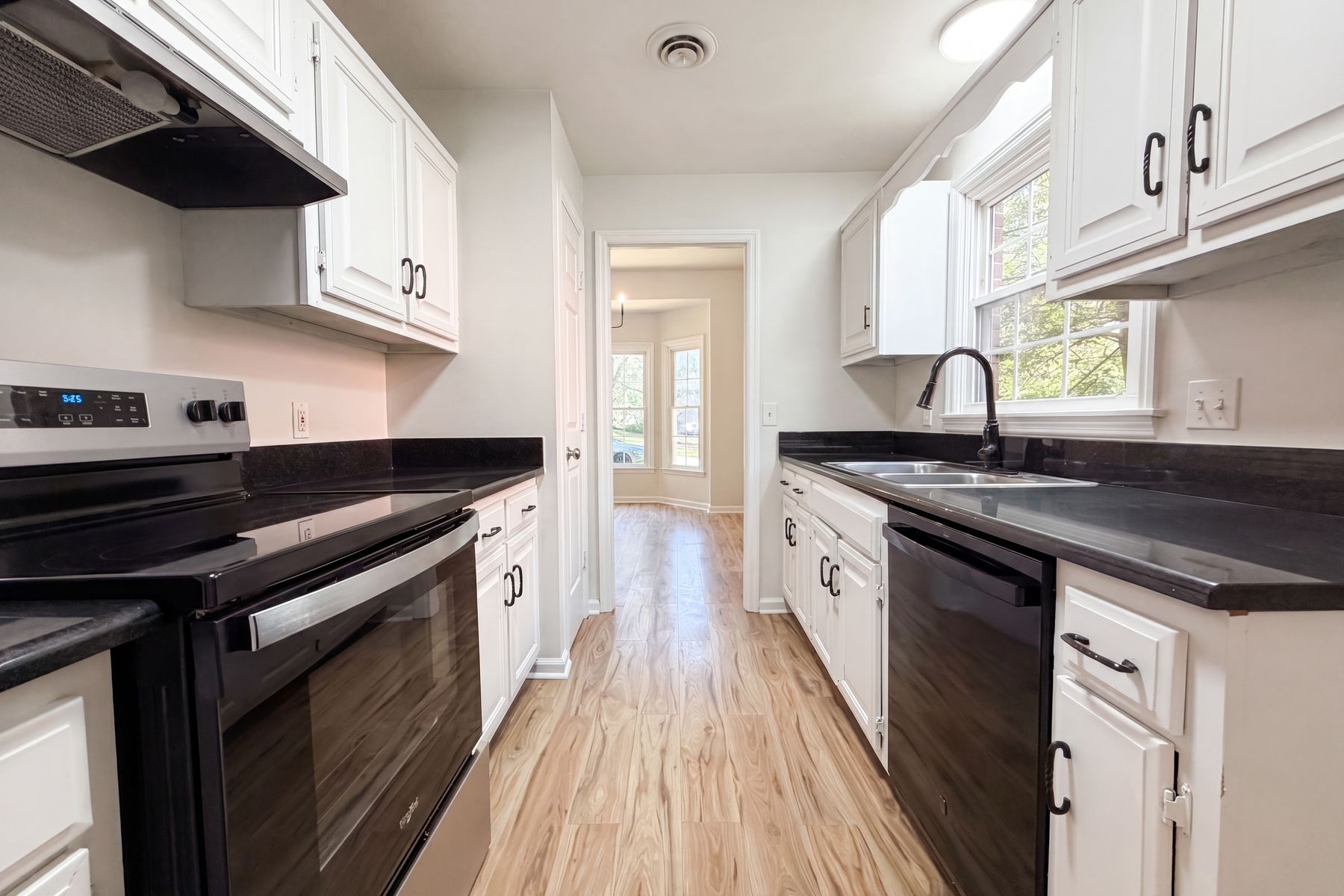 Photo 2 of 18 of 1109 Mary Evelyn Ct, Nashville, TN