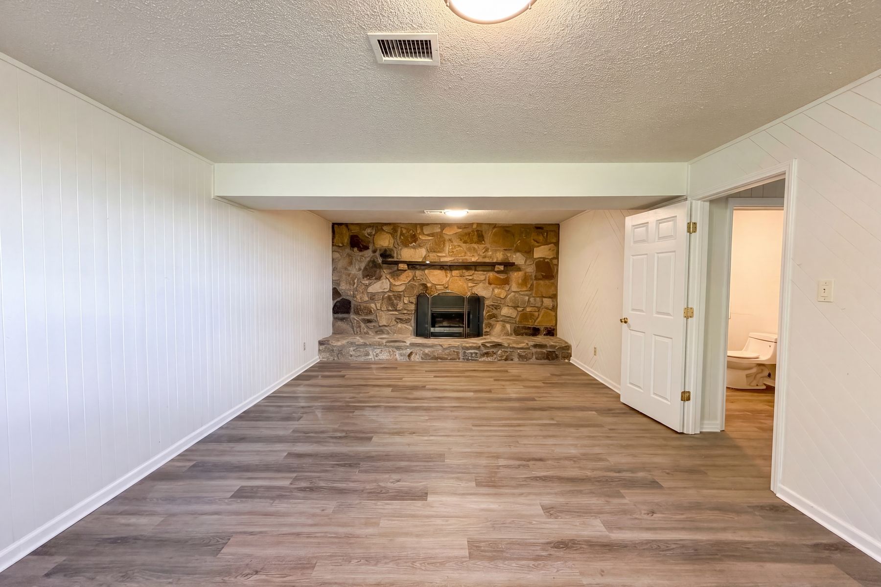 Property photo 3 of 819 Scenic Cir