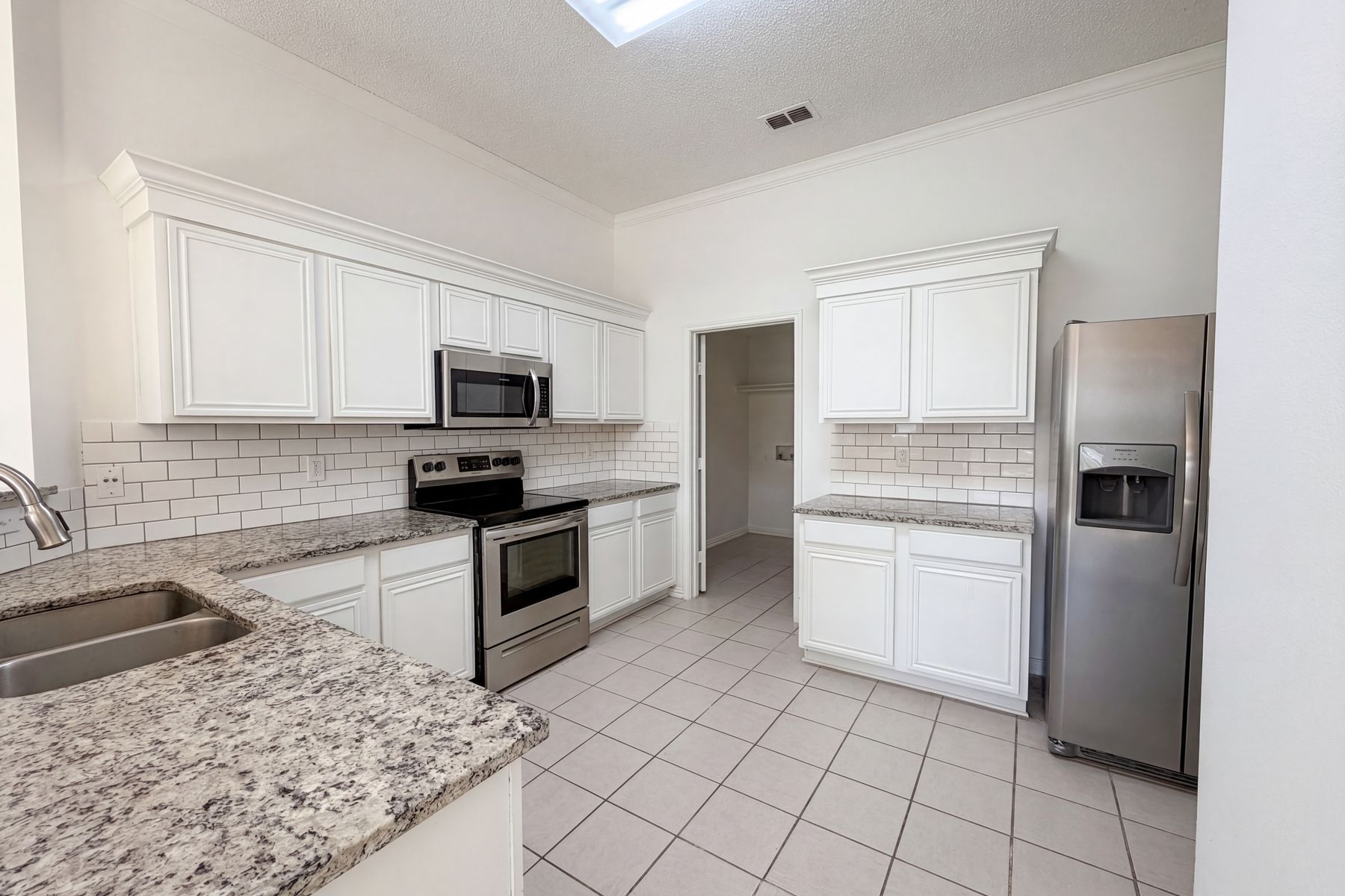 Photo 2 of 21 of 501 W Clover Park Dr, Fort Worth, TX