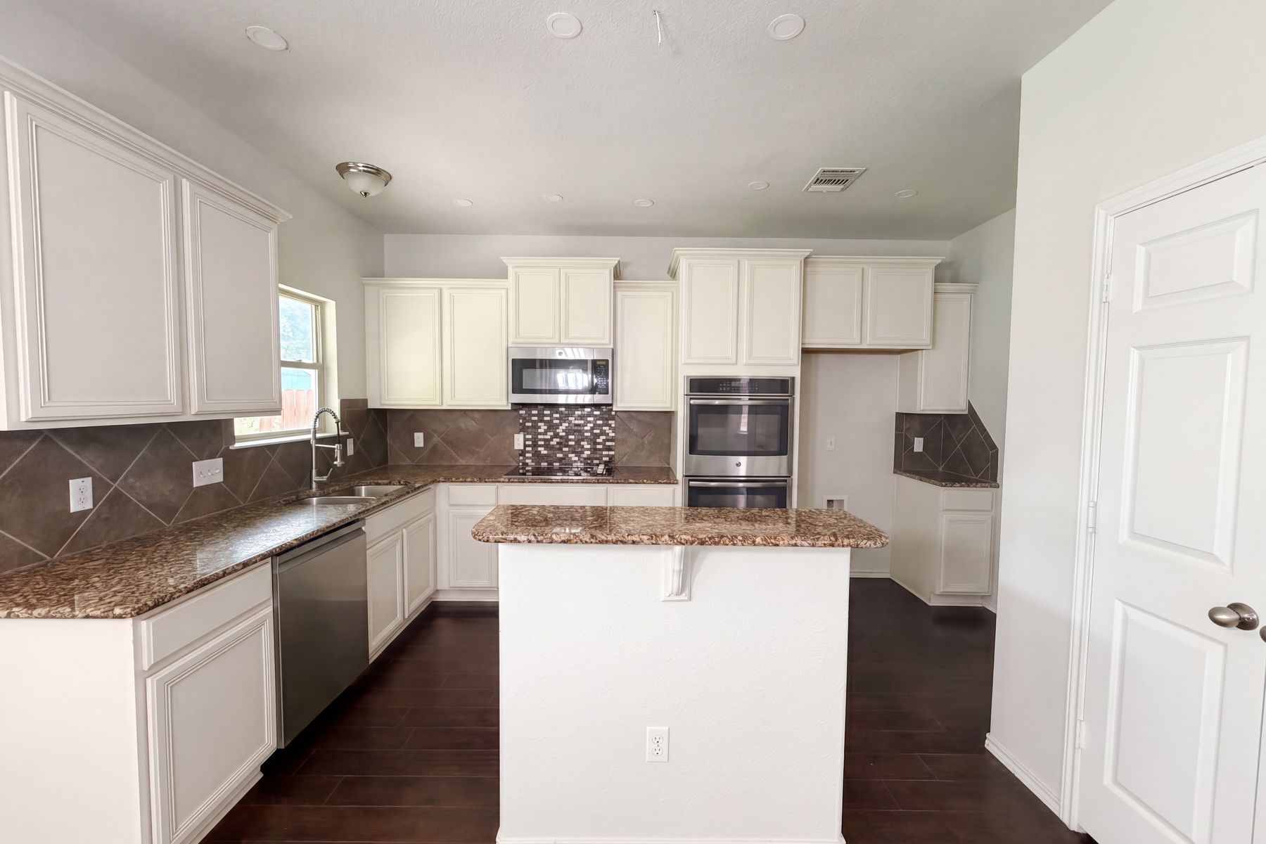 Photo 2 of 19 of 6623 Ambrose Cir, Temple, TX