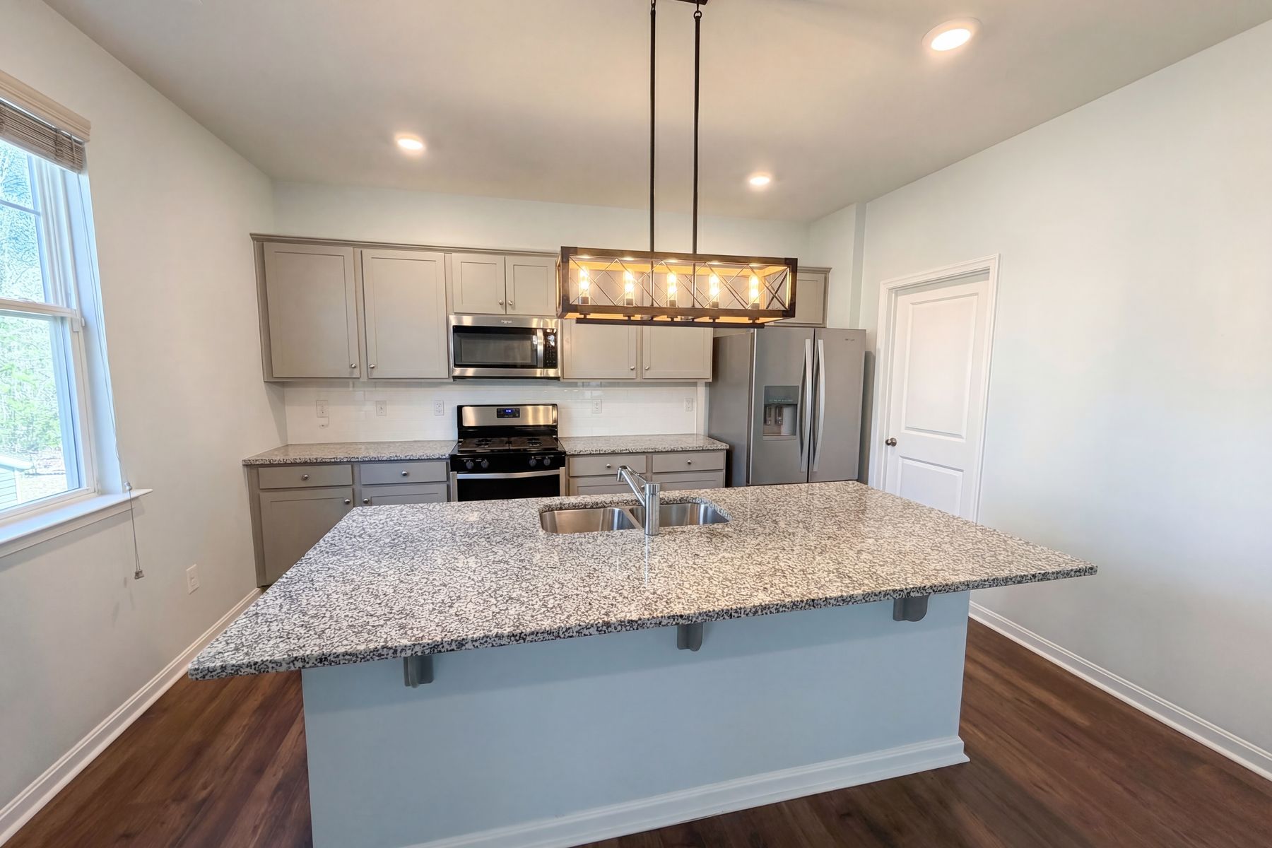 Photo 2 of 22 of 6454 Faulkner Dr, North Chesterfield, VA