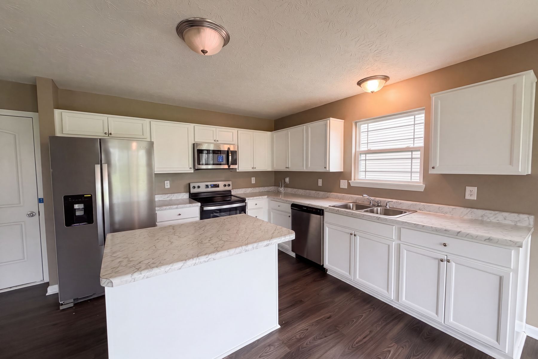 Photo 2 of 23 of 8196 Alyssum Dr, Plainfield, IN