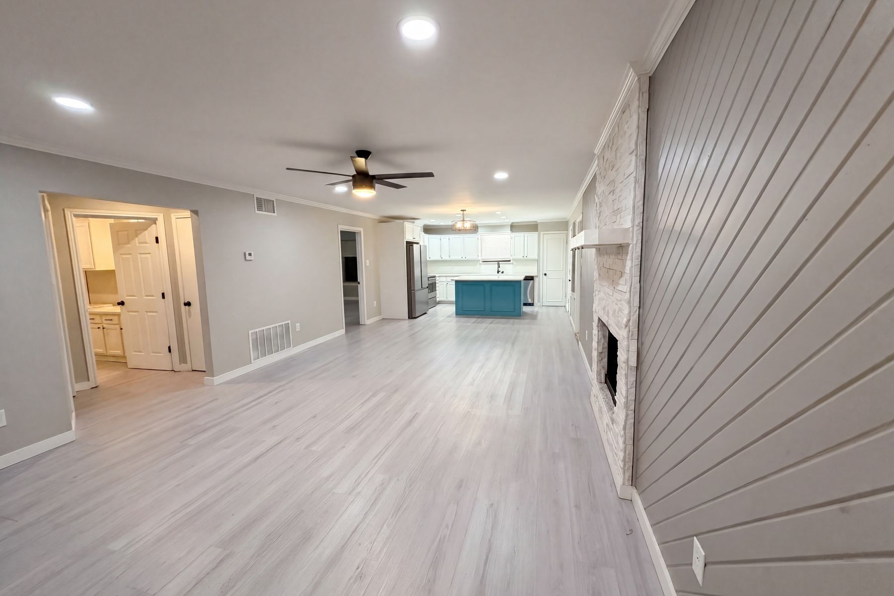 Property photo 3 of 13214 Deepwater Cir
