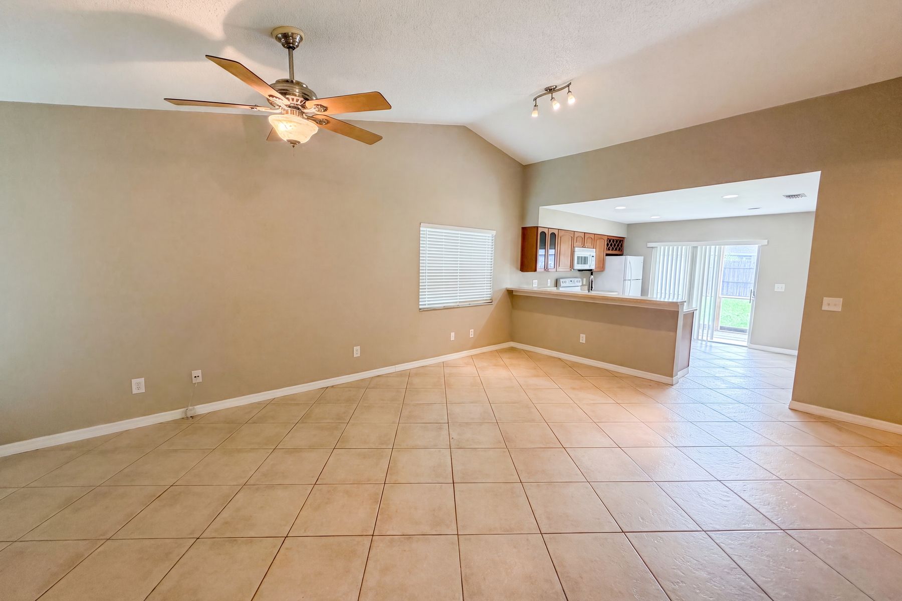 Property photo 3 of 1393 San Diego Ct