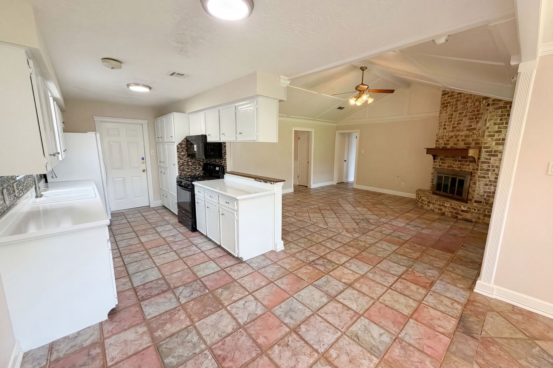 Photo 2 of 21 of 1902 New Orleans St, Deer Park, TX