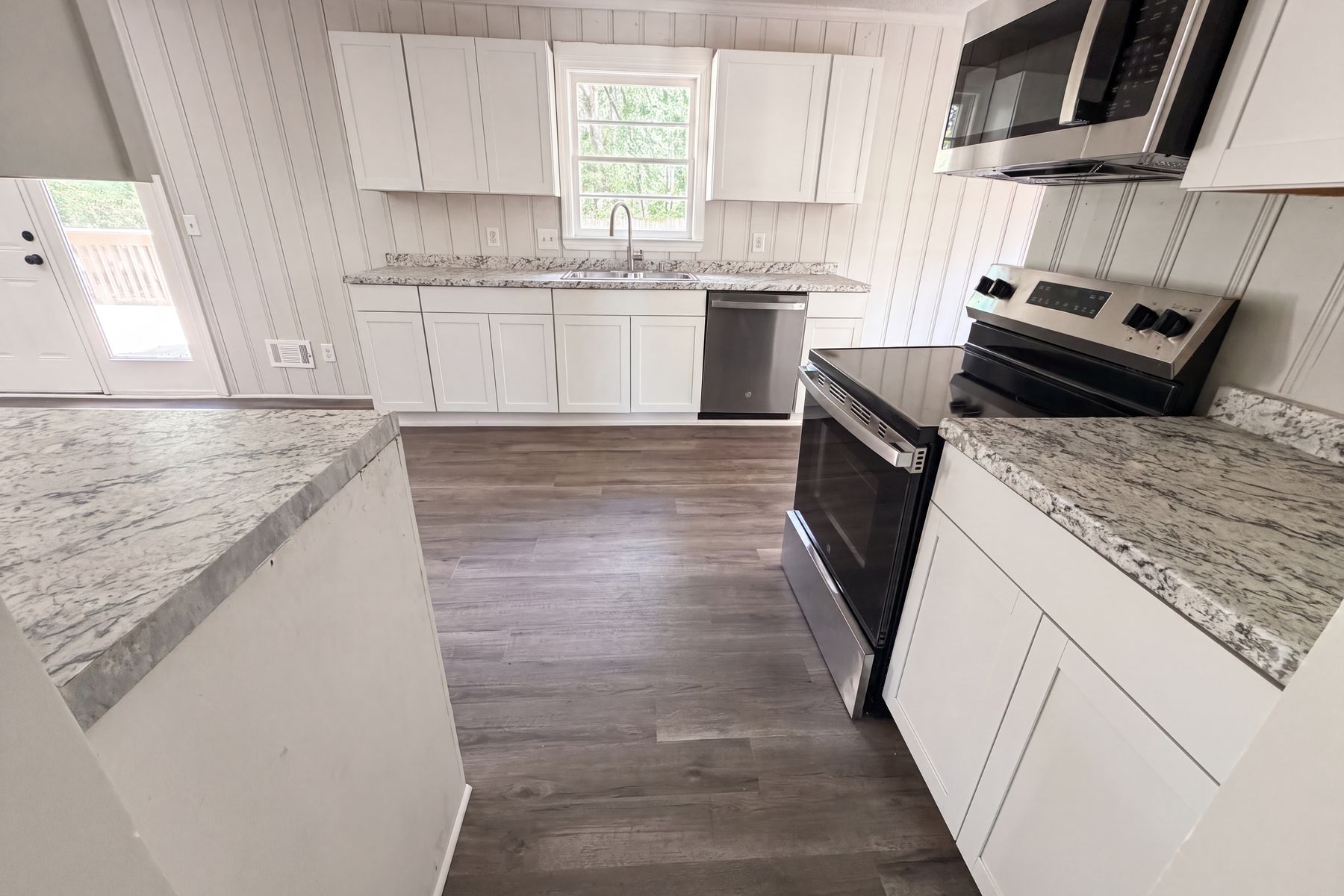 Photo 2 of 27 of 1425 Hollyberry Ln, West Columbia, SC