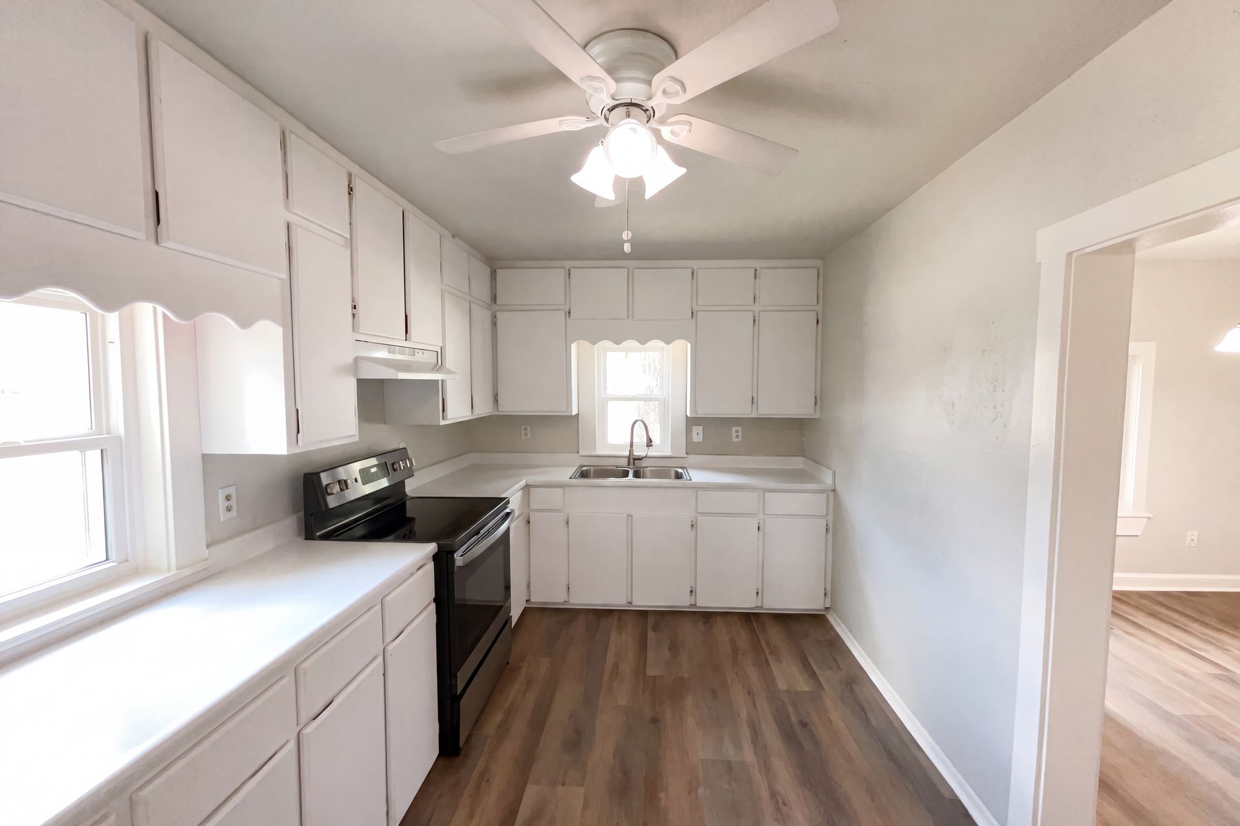 Photo 2 of 17 of 725 Kelly St, Poteet, TX