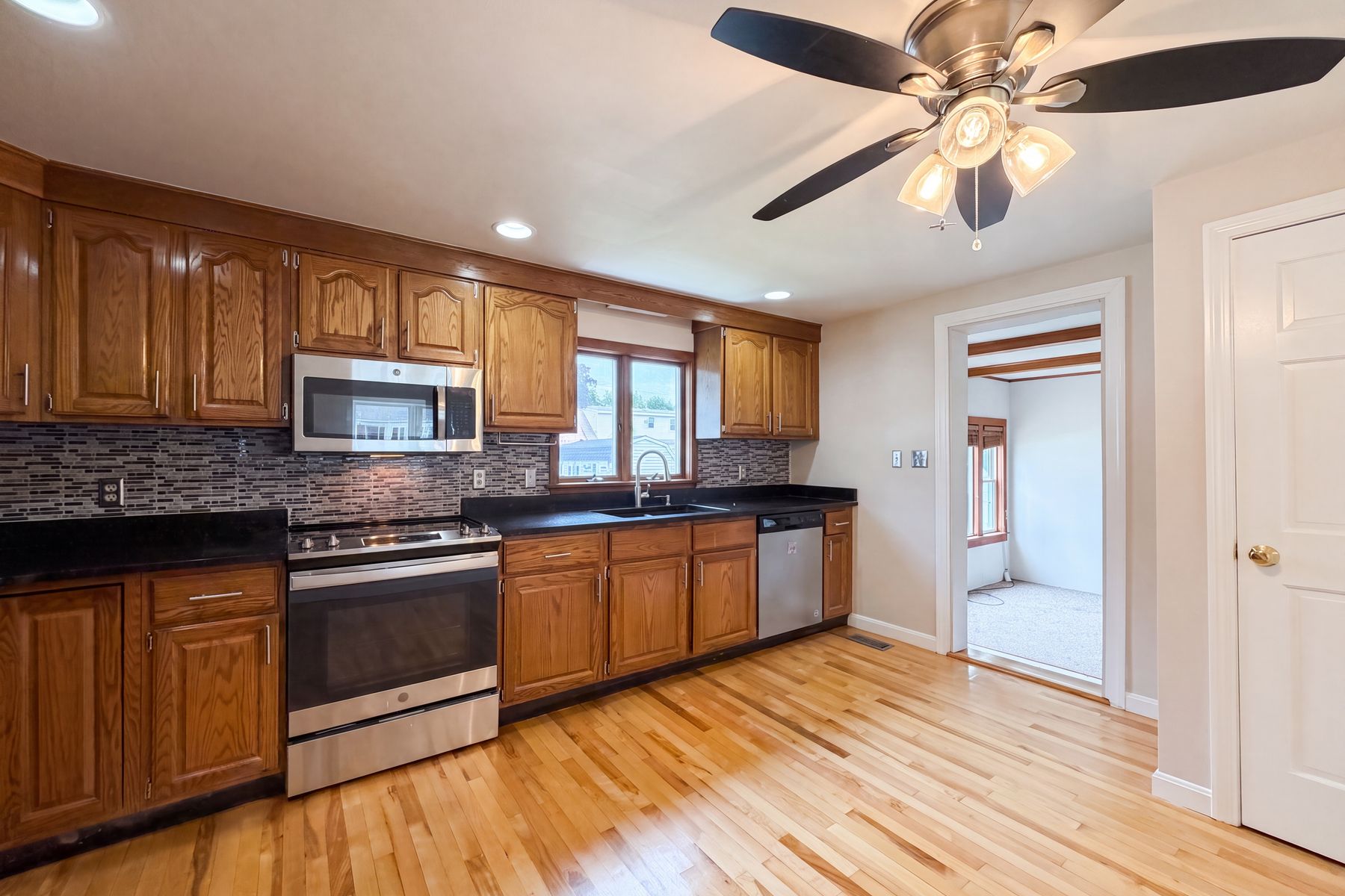 Photo 2 of 37 of 4 MacArthur Cir, Peabody, MA