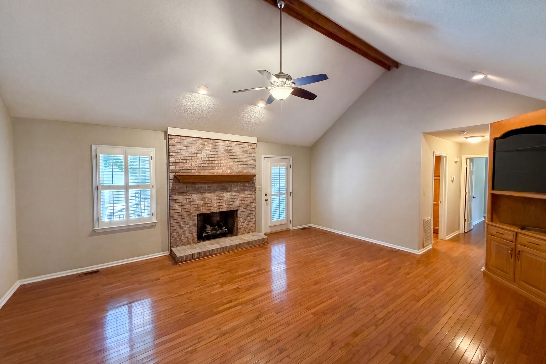 Property photo 3 of 8400 Chestnut Oak Ct