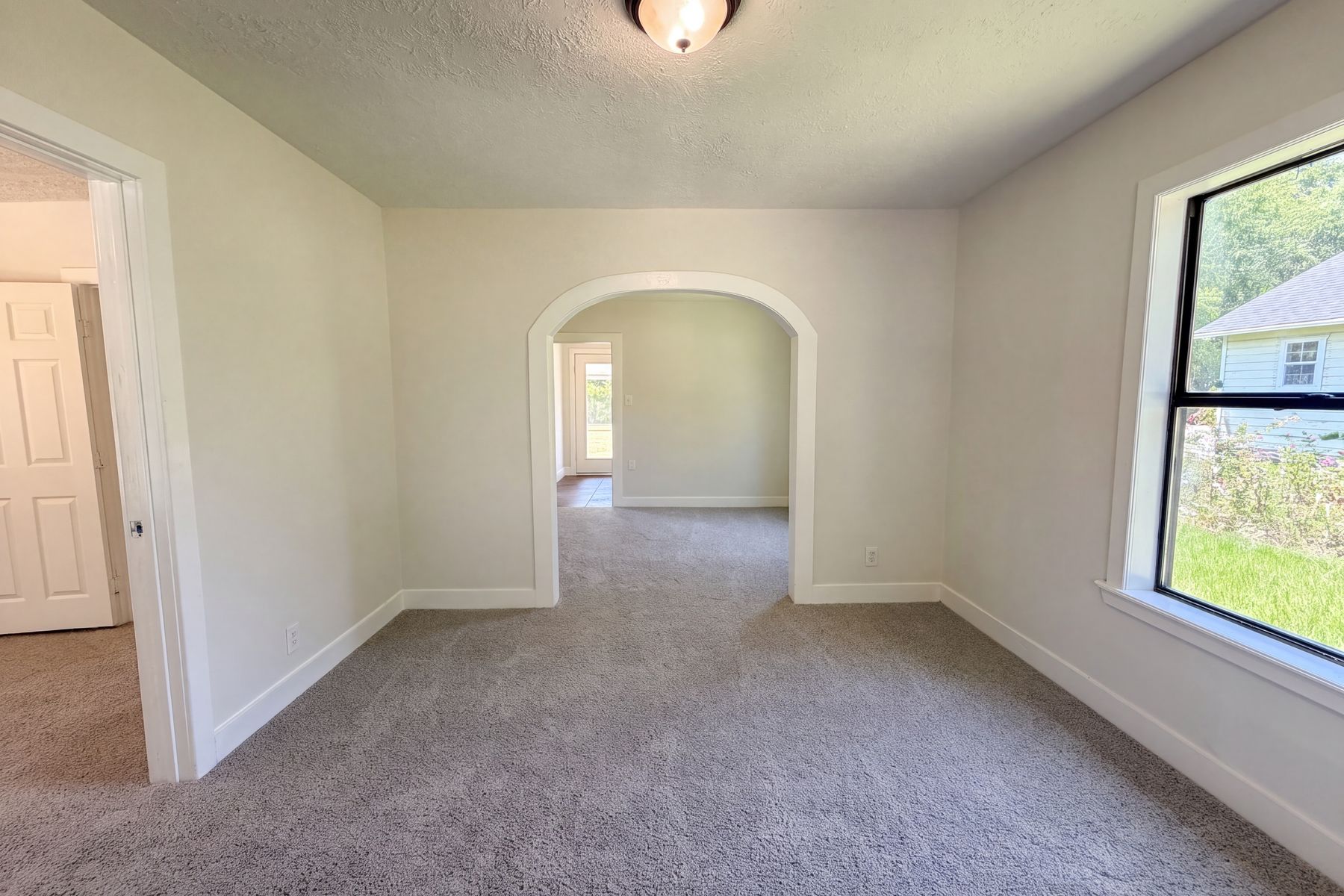 Property photo 3 of 415 Mallie St