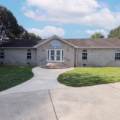 Property photo 1 of 807 W Thompson Ln