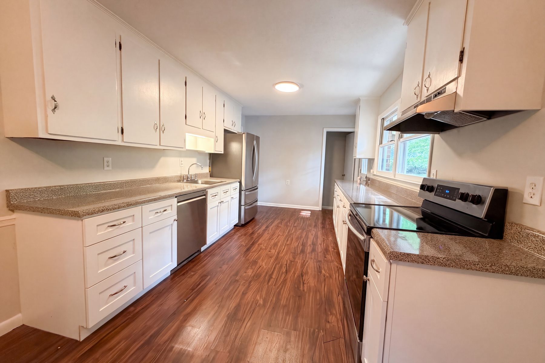 Property photo 3 of 917 Hillview Dr