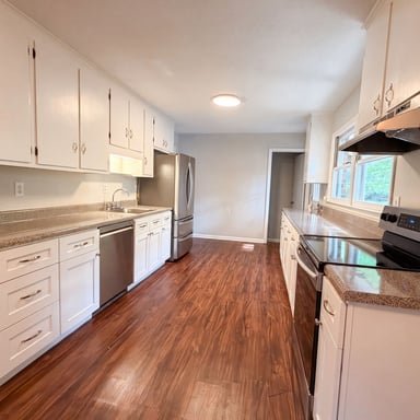 Property photo 3 of 917 Hillview Dr