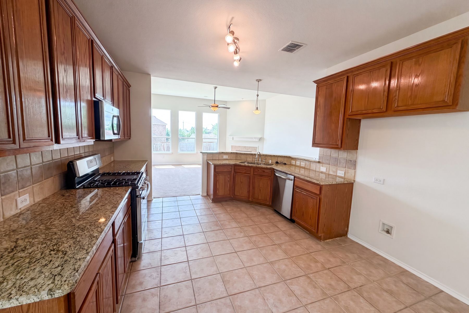 Photo 2 of 22 of 1202 McCormick St, Garland, TX