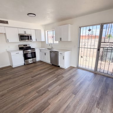 Property photo 2 of 402 W District St