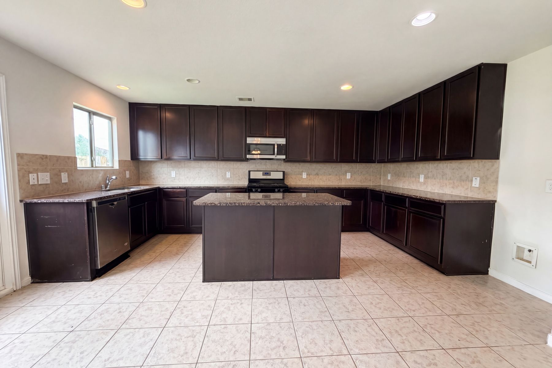 Photo 2 of 20 of 847 Canyon Hill Ln, Rosenberg, TX