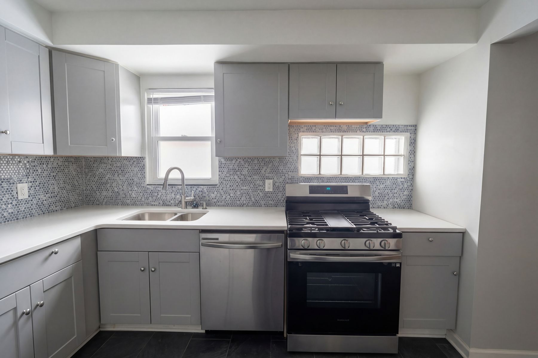 Photo 2 of 17 of 715 E 72nd Ter, Kansas City, MO
