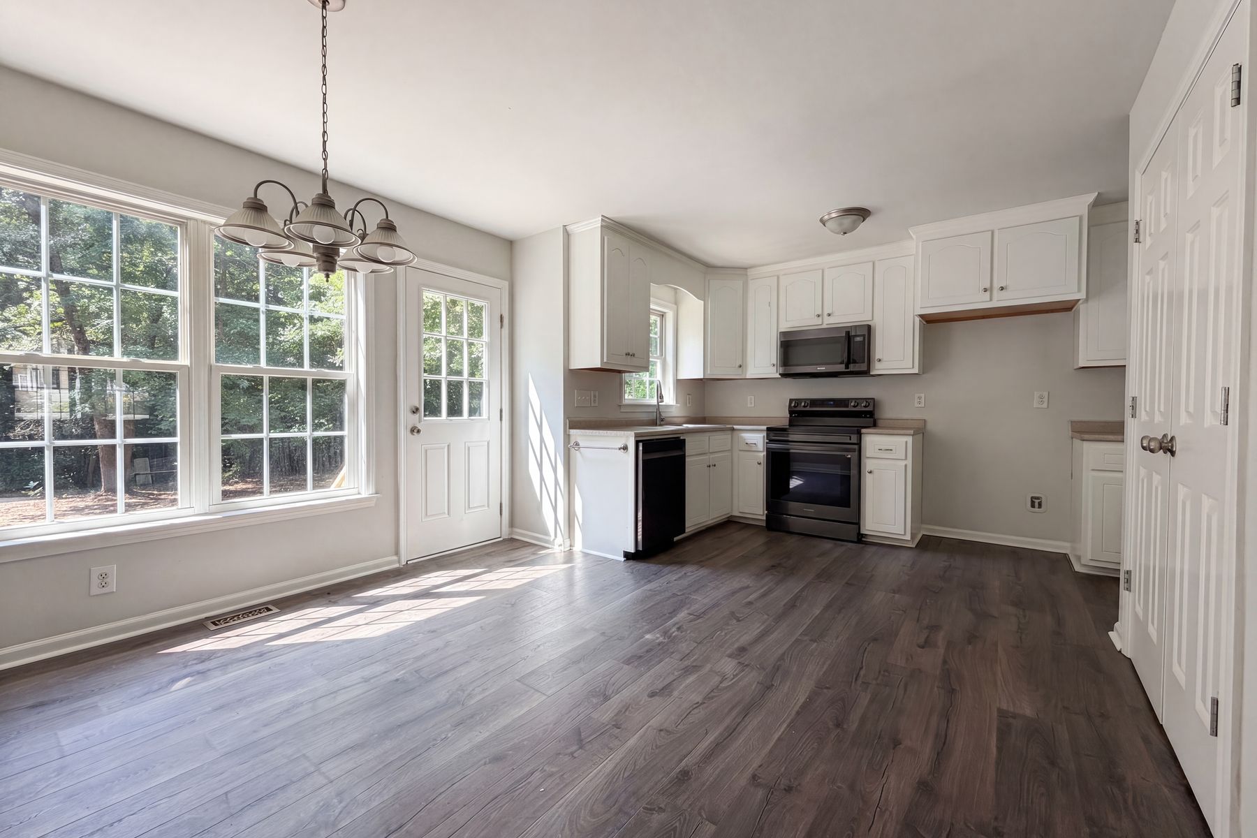 Property photo 3 of 576 Sunray Dr