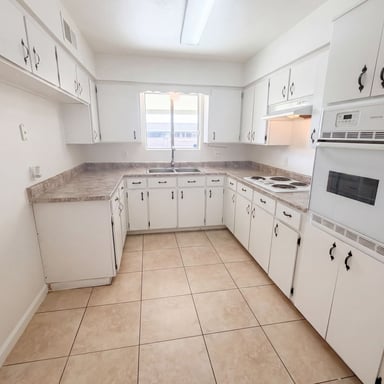 Property photo 2 of 438 N Ash