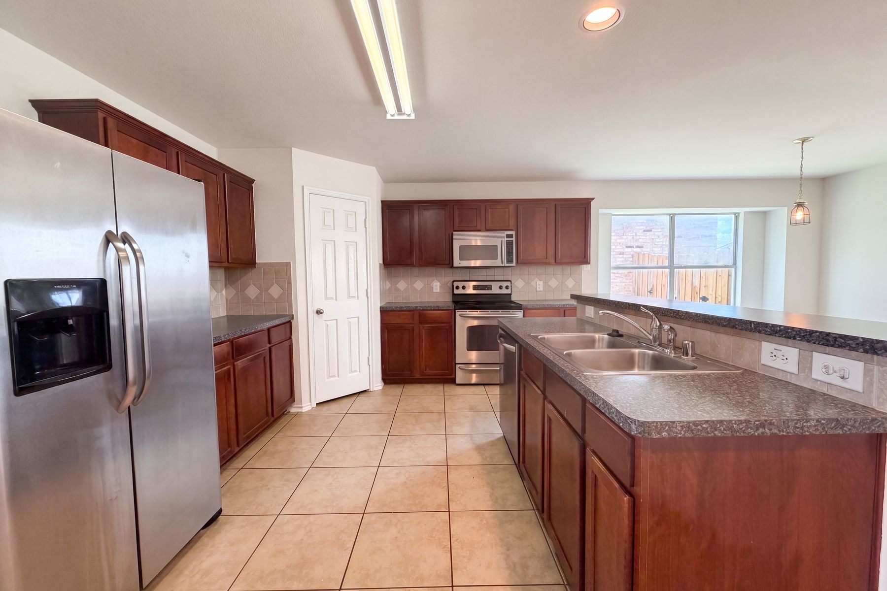 Photo 2 of 16 of 8608 Sagebrush Trl, Crossroads, TX