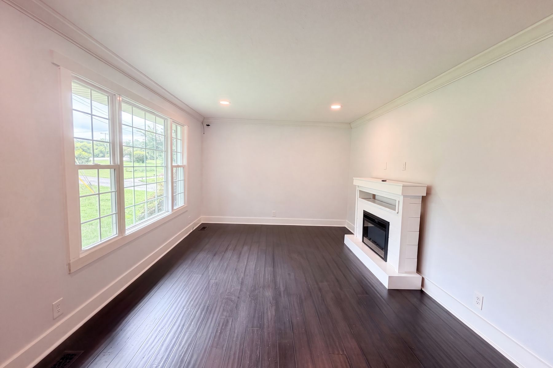 Property photo 3 of 102 S Valley Rd