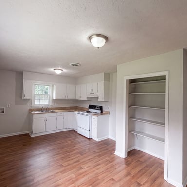 Property photo 2 of 6616 Amanda Cir