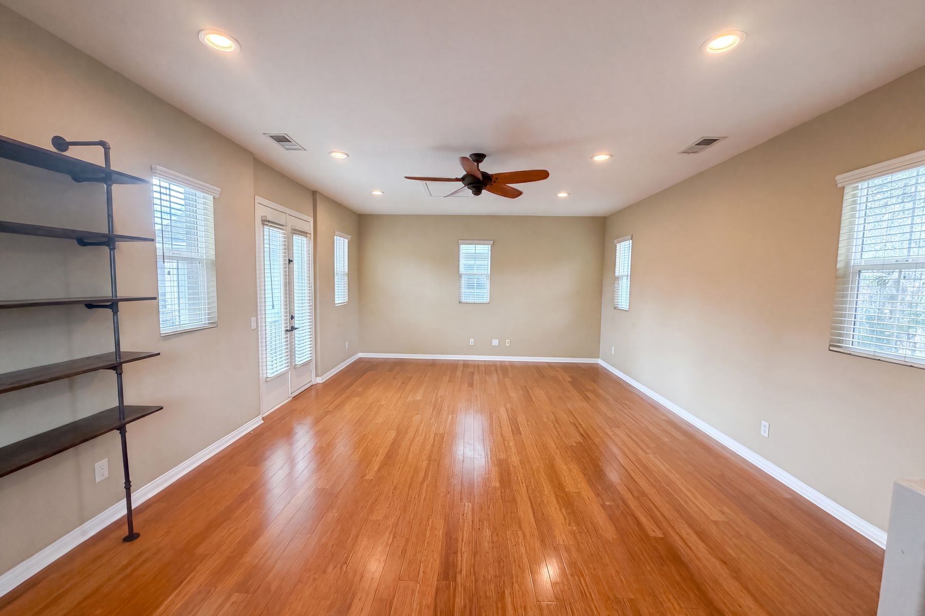 Property photo 3 of 48 Laurelhurst Dr