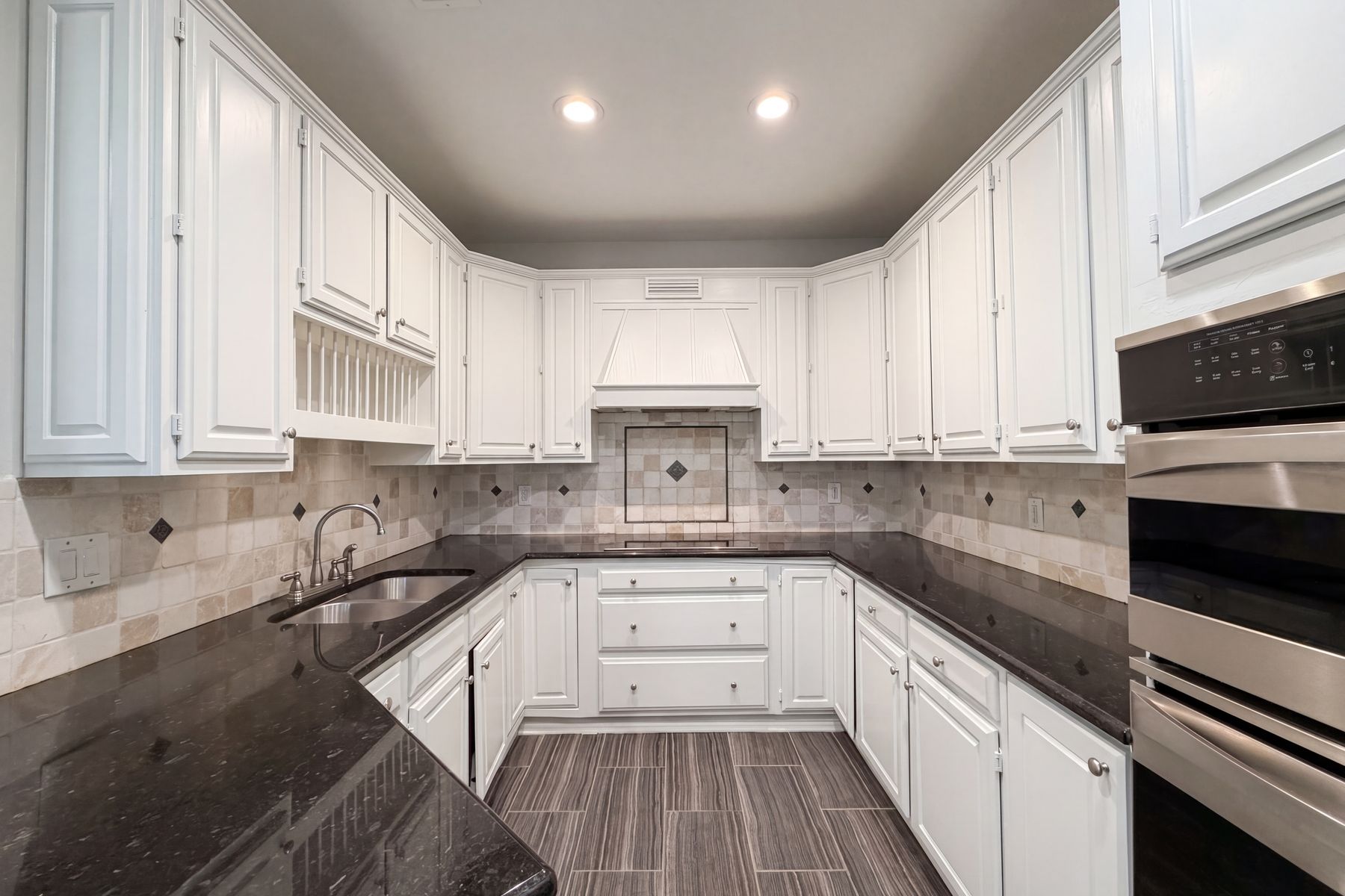 Photo 2 of 27 of 7707 Windmere Ct, Irving, TX