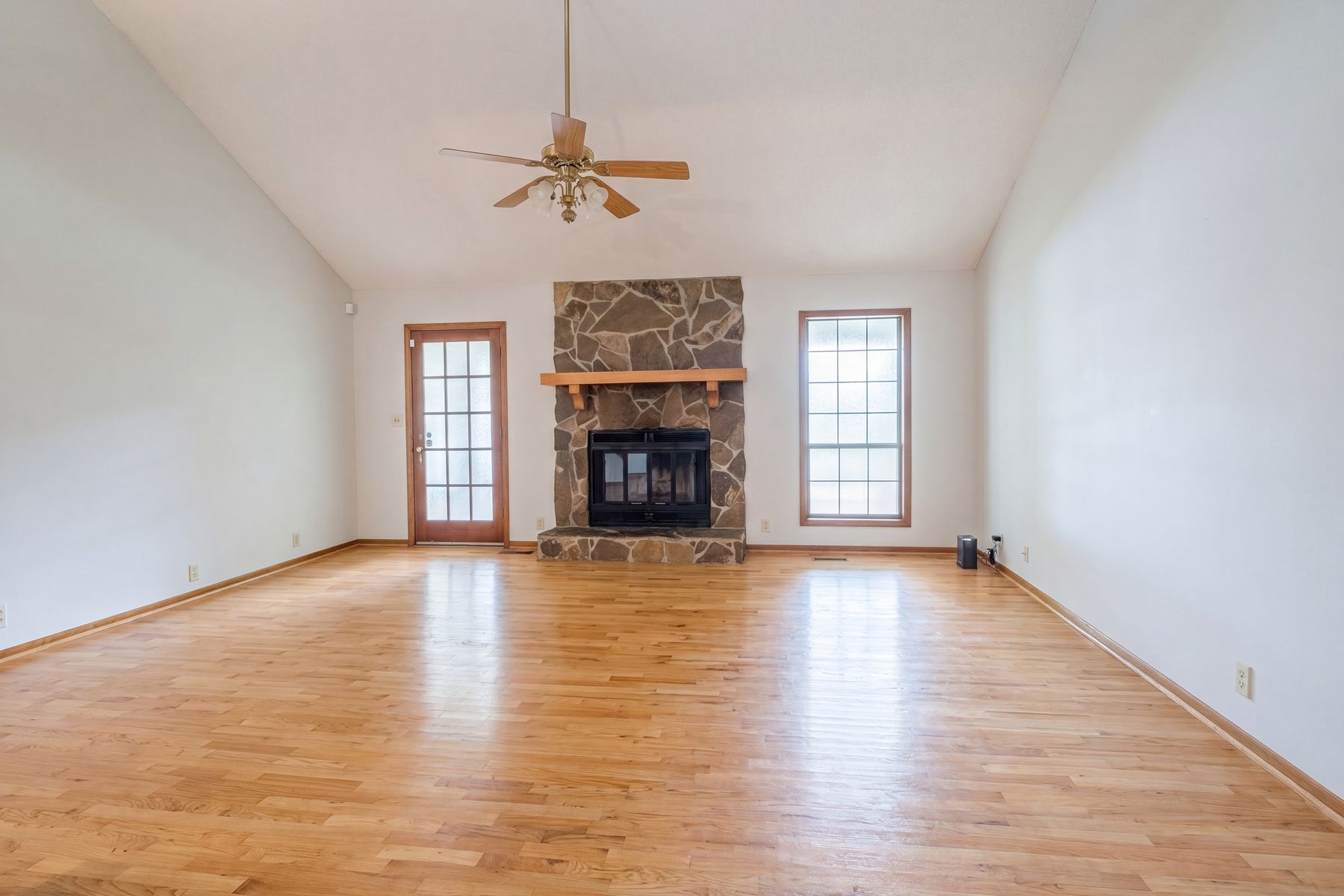 Property photo 3 of 120 Bay Ct