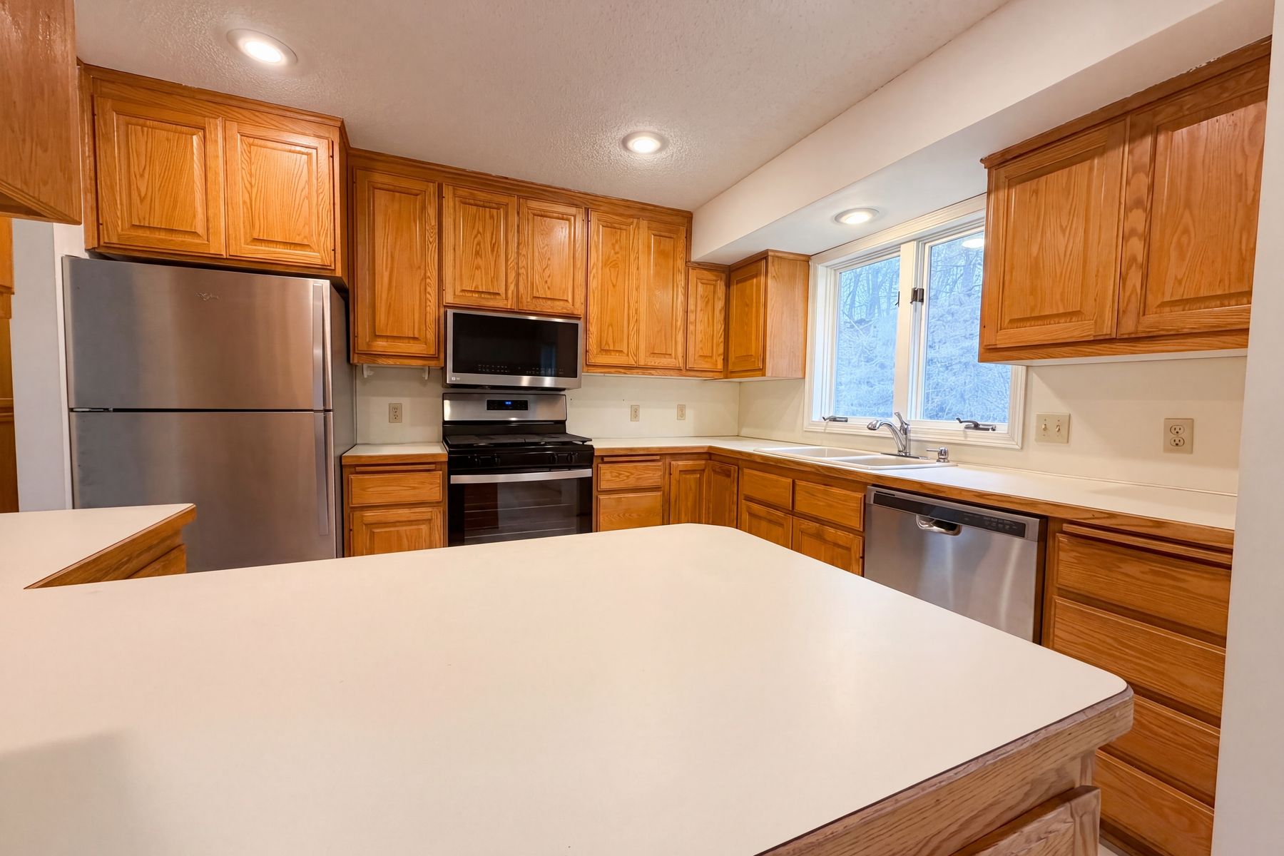Photo 2 of 20 of 6475 Grand View Dr, Eden Prairie, MN