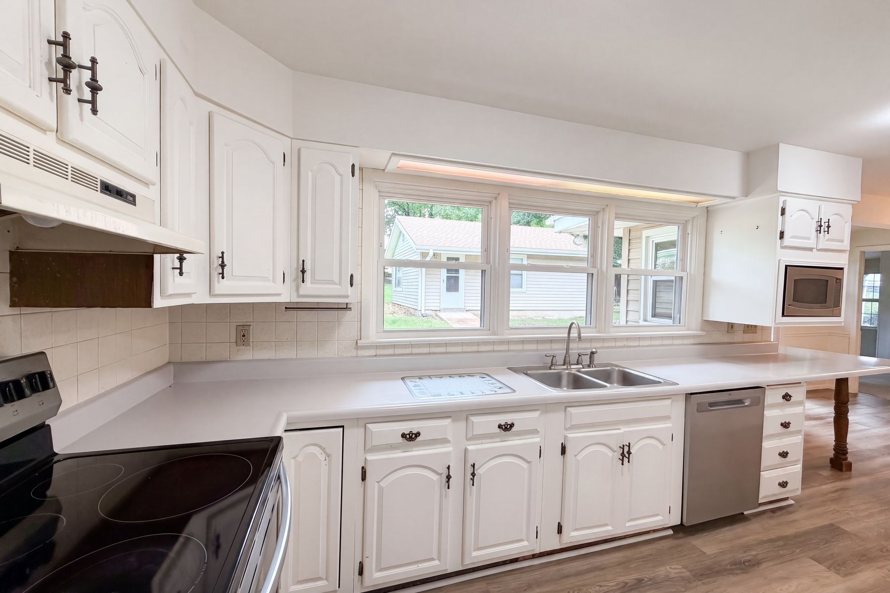 Photo 2 of 21 of 925 Woodcrest Ln, Hazelwood, MO
