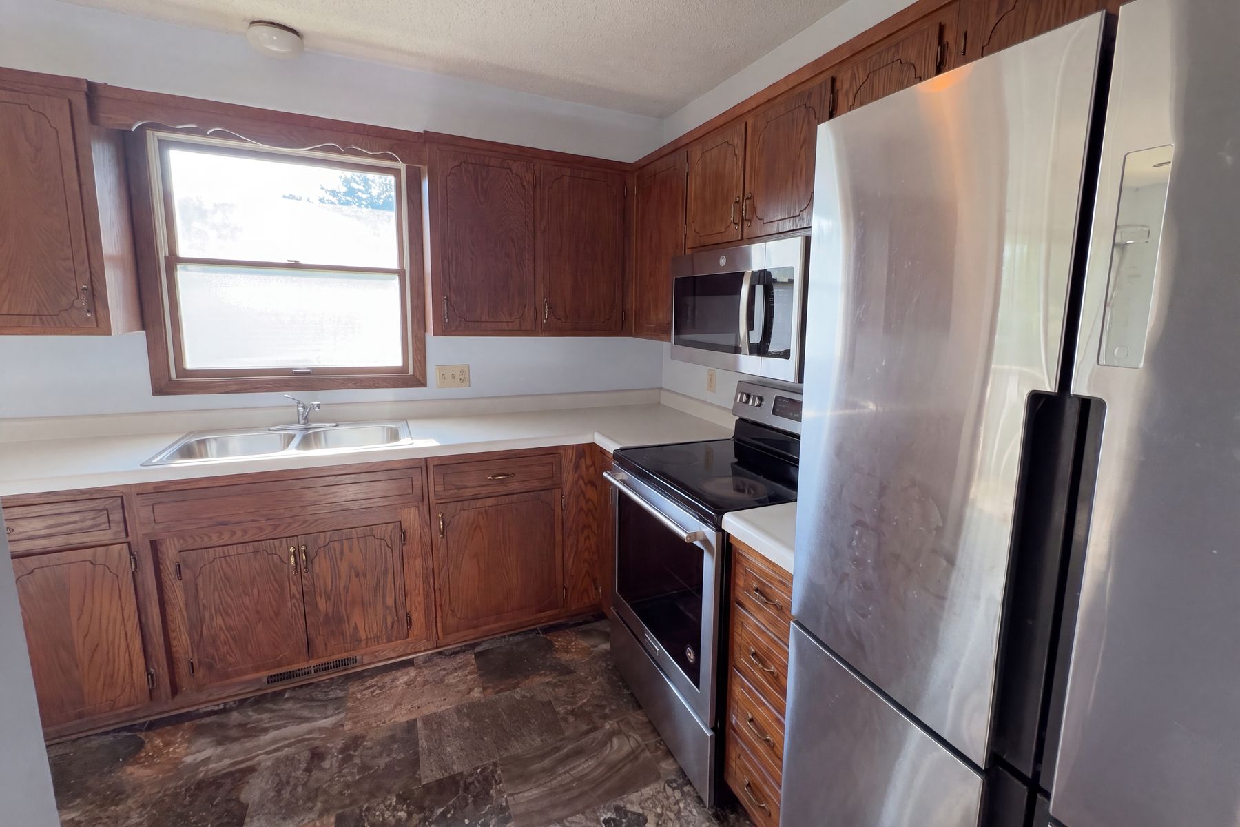 Photo 2 of 26 of 1720 24th Ave SE, Rochester, MN