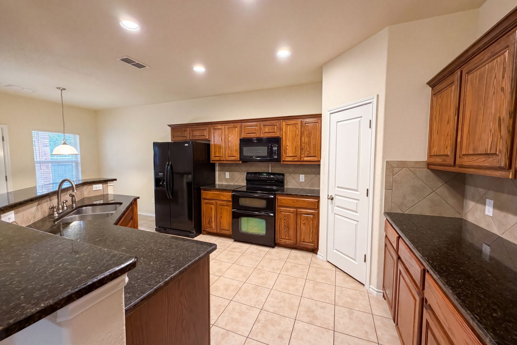 Photo 2 of 20 of 9816 Mullins Crossing Dr, Fort Worth, TX
