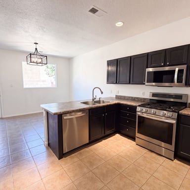 Property photo 2 of 1928 Cortina Loop SE