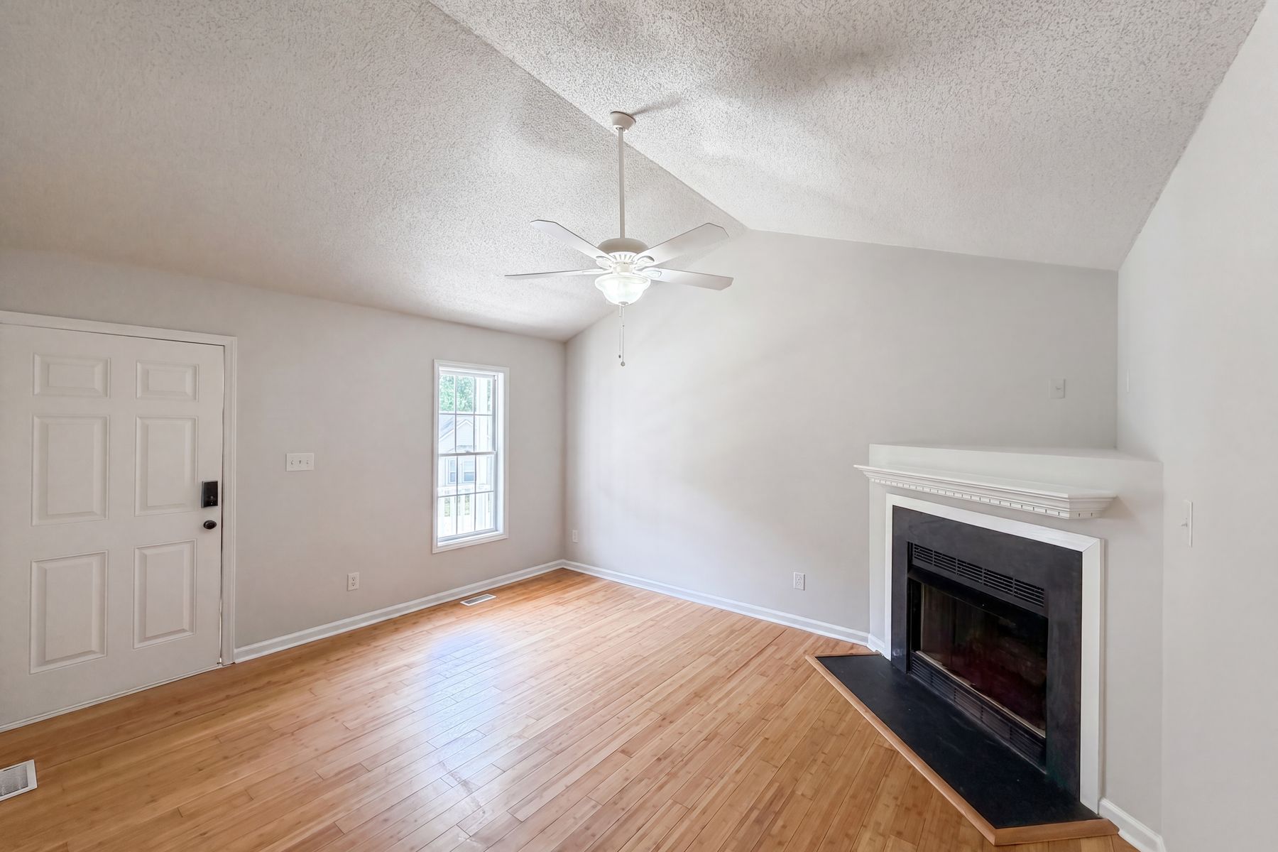 Property photo 3 of 1024 Laurel Leaf Rd