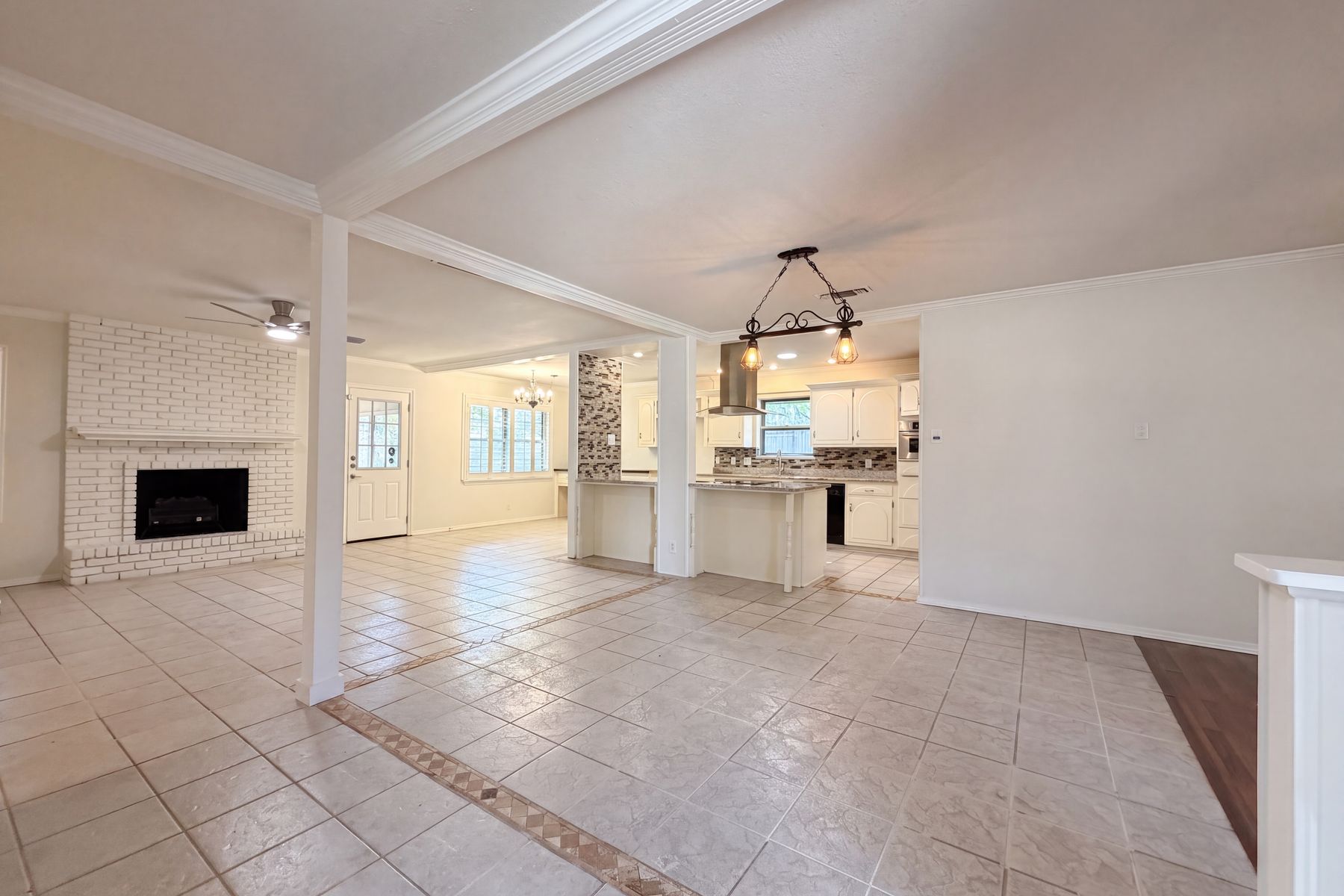 Property photo 3 of 326 De Soto Dr
