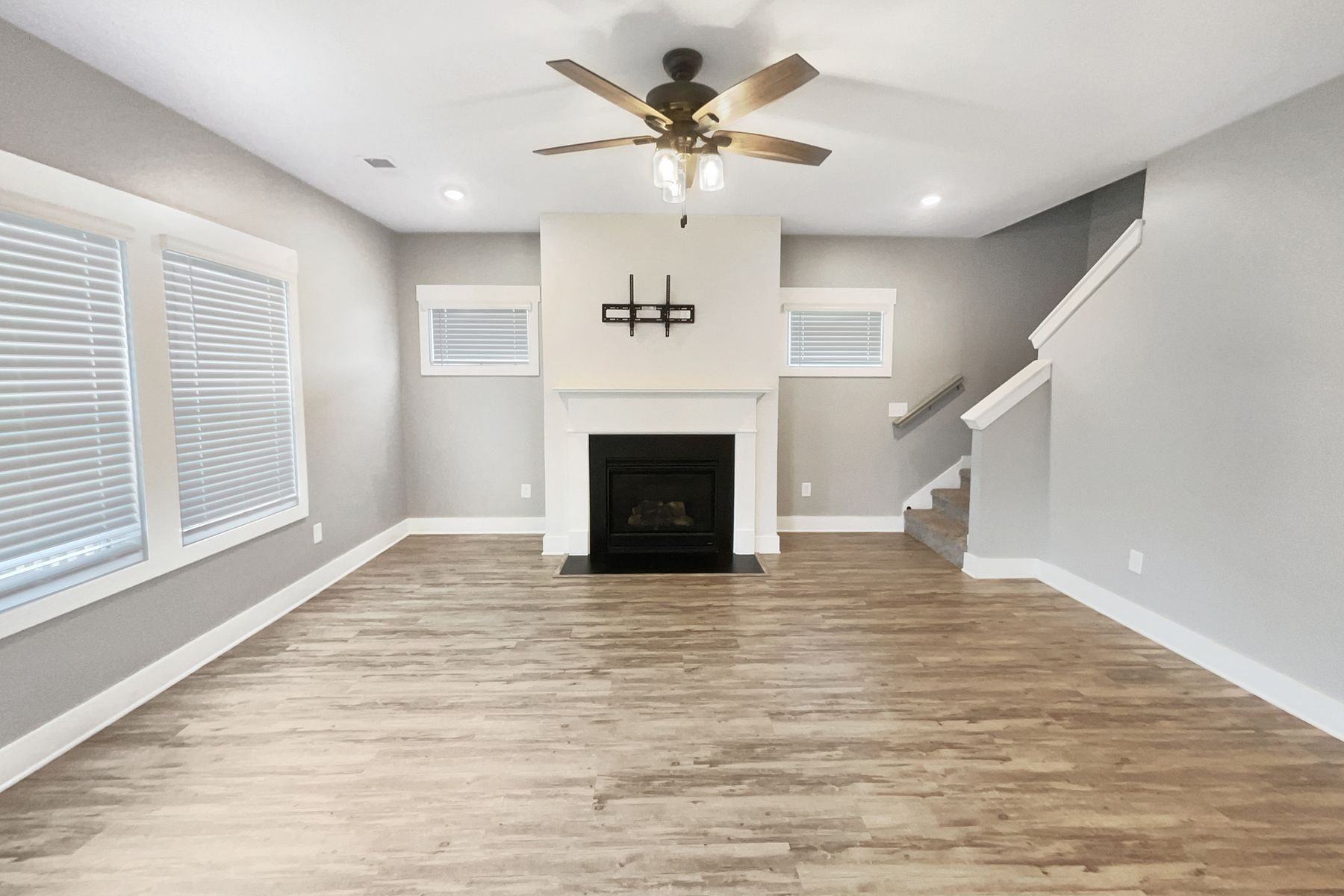 Property photo 3 of 315 Pewter Cir