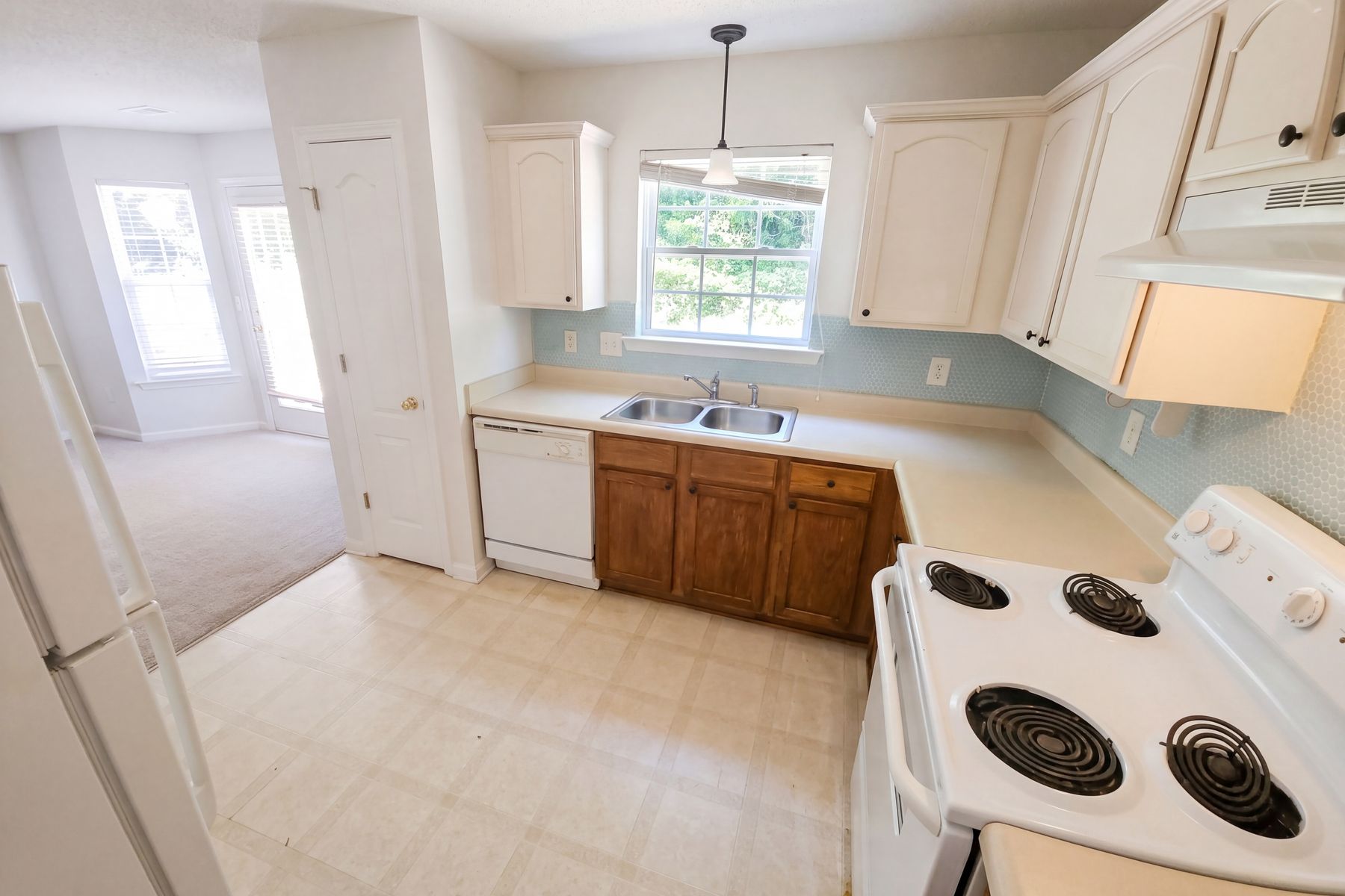 Photo 2 of 18 of 220 Fox Creek Blvd, Woodstock, GA