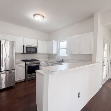 Property photo 2 of 825 Summerville Dr