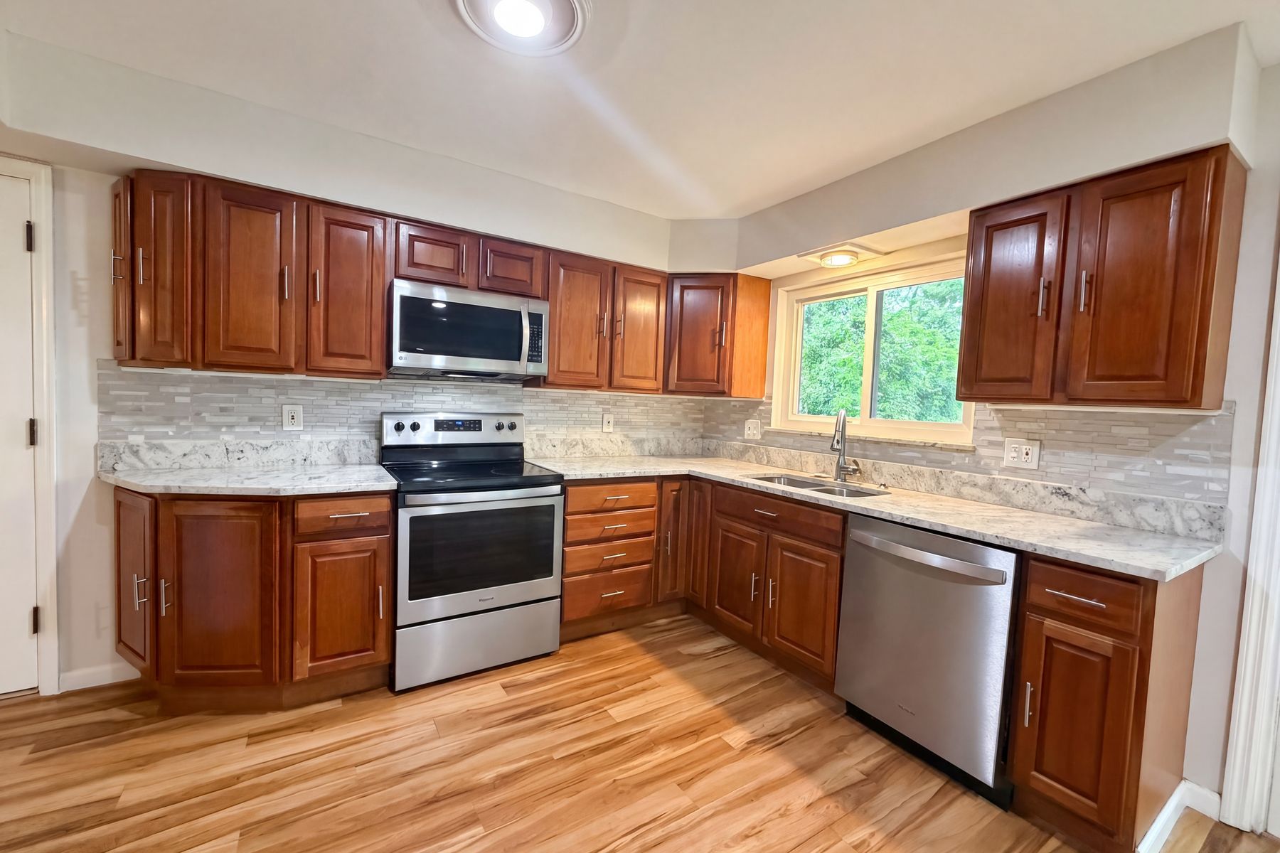 Photo 2 of 25 of 207 Renaldo Dr, Chesterfield, MO