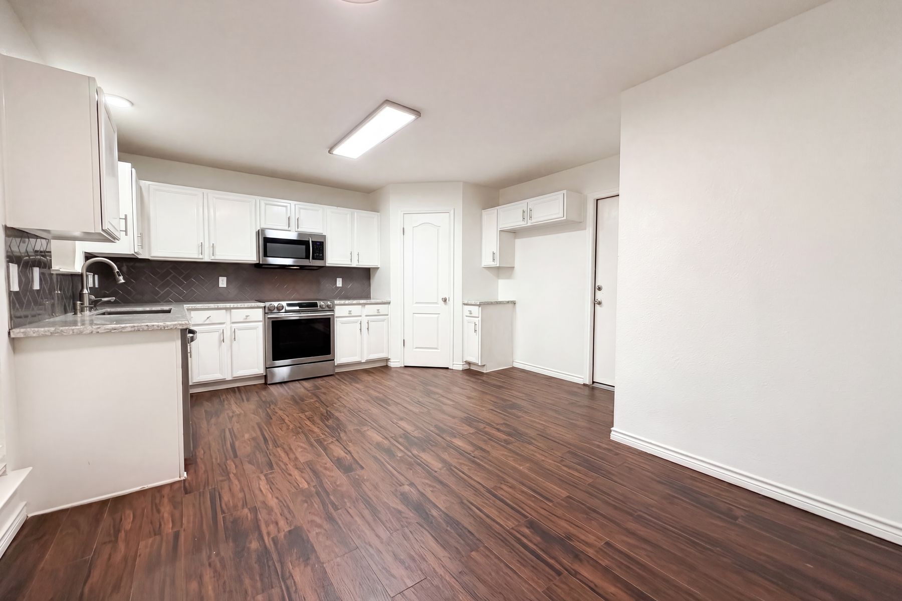 Photo 2 of 18 of 8423 Berry Knoll Dr, Universal City, TX