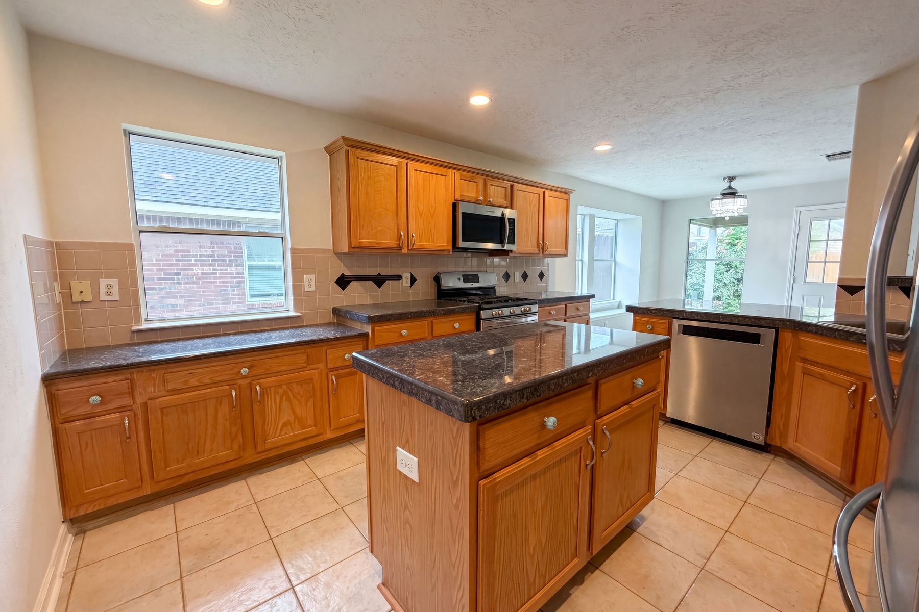 Photo 2 of 21 of 2127 Hannover Way, Spring, TX