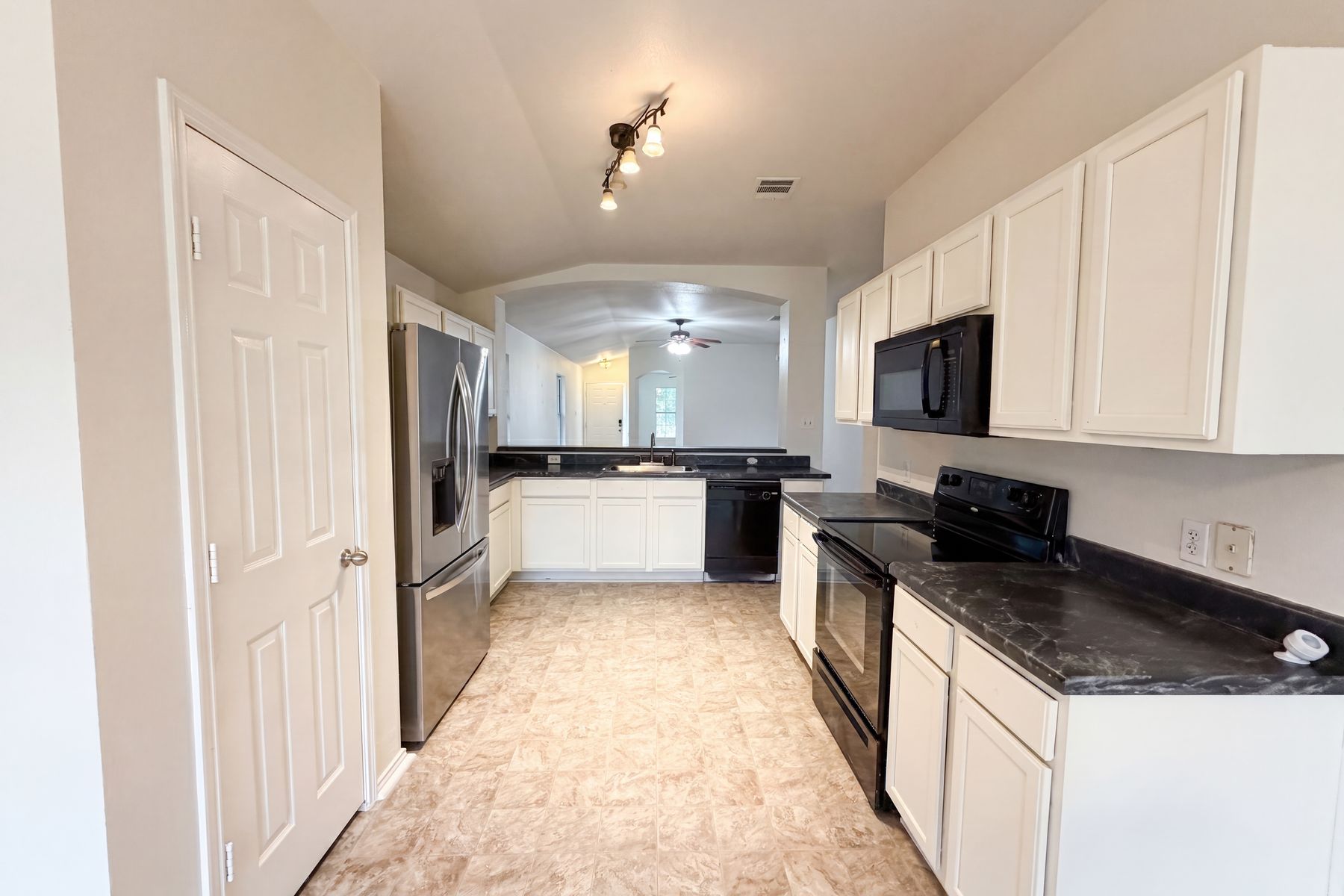 Photo 2 of 16 of 413 E Vega Ln, Killeen, TX