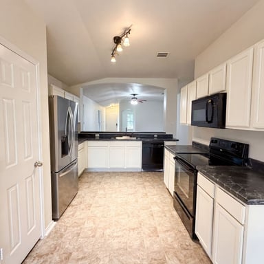 Property photo 2 of 413 E Vega Ln