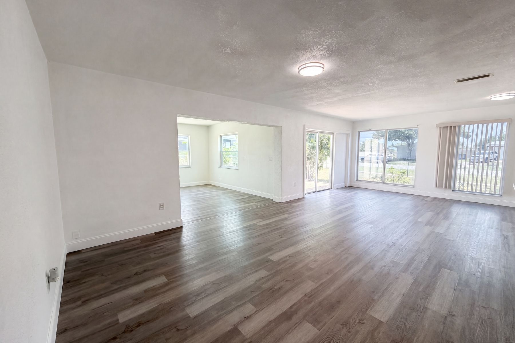 Property photo 3 of 21530 Glendale Ave